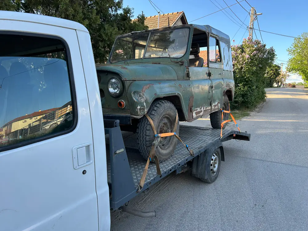 Zöld UAZ terepjáró szállítása NV Autómentő trélerrel